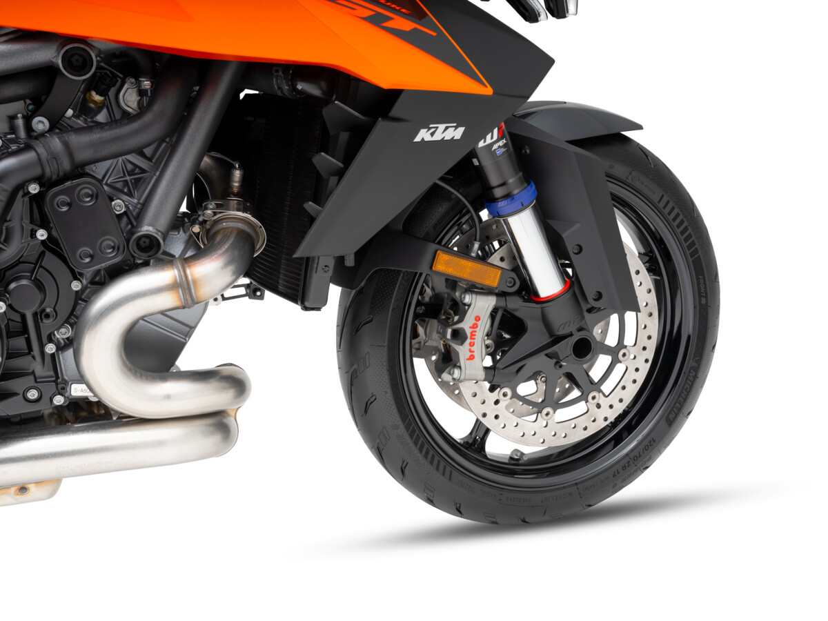 652054_MY25_KTM 1390 SUPER DUKE GT_STUDIO_STUDIO_STUDIO_03_STUDIO IMAGES.jpg